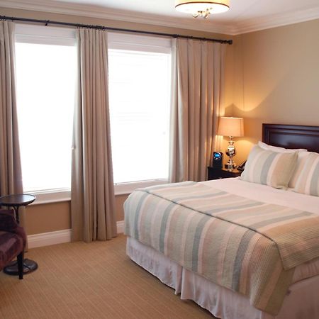 124 On Queen Hotel & Spa Niagara-on-the-Lake Exterior foto A bedroom at the Inn