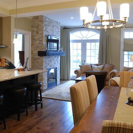 124 On Queen Hotel & Spa Niagara-on-the-Lake Exterior foto A modern open-plan kitchen and dining room