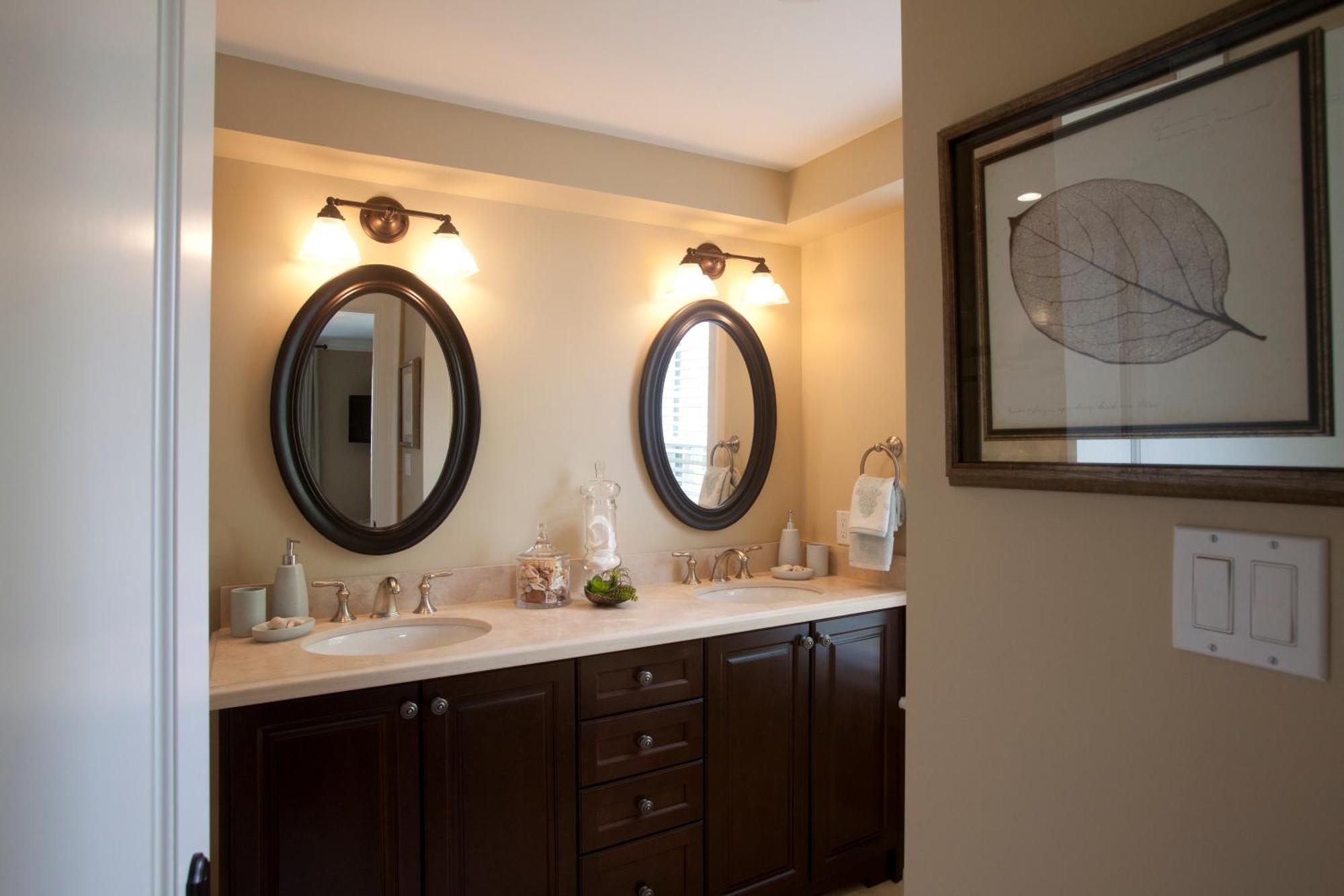 124 On Queen Hotel & Spa Niagara-on-the-Lake Exterior foto A bathroom vanity