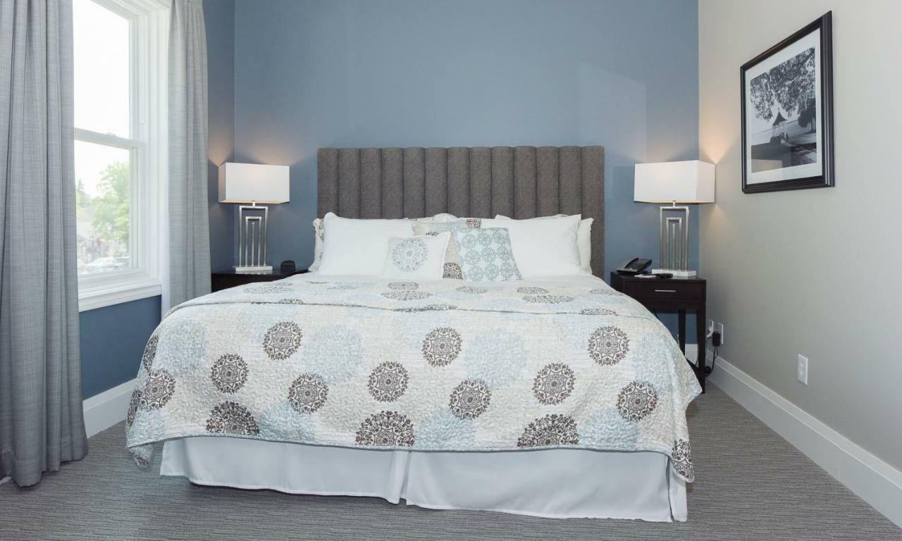 124 On Queen Hotel & Spa Niagara-on-the-Lake Exterior foto A bedroom at the Inn at the Opera