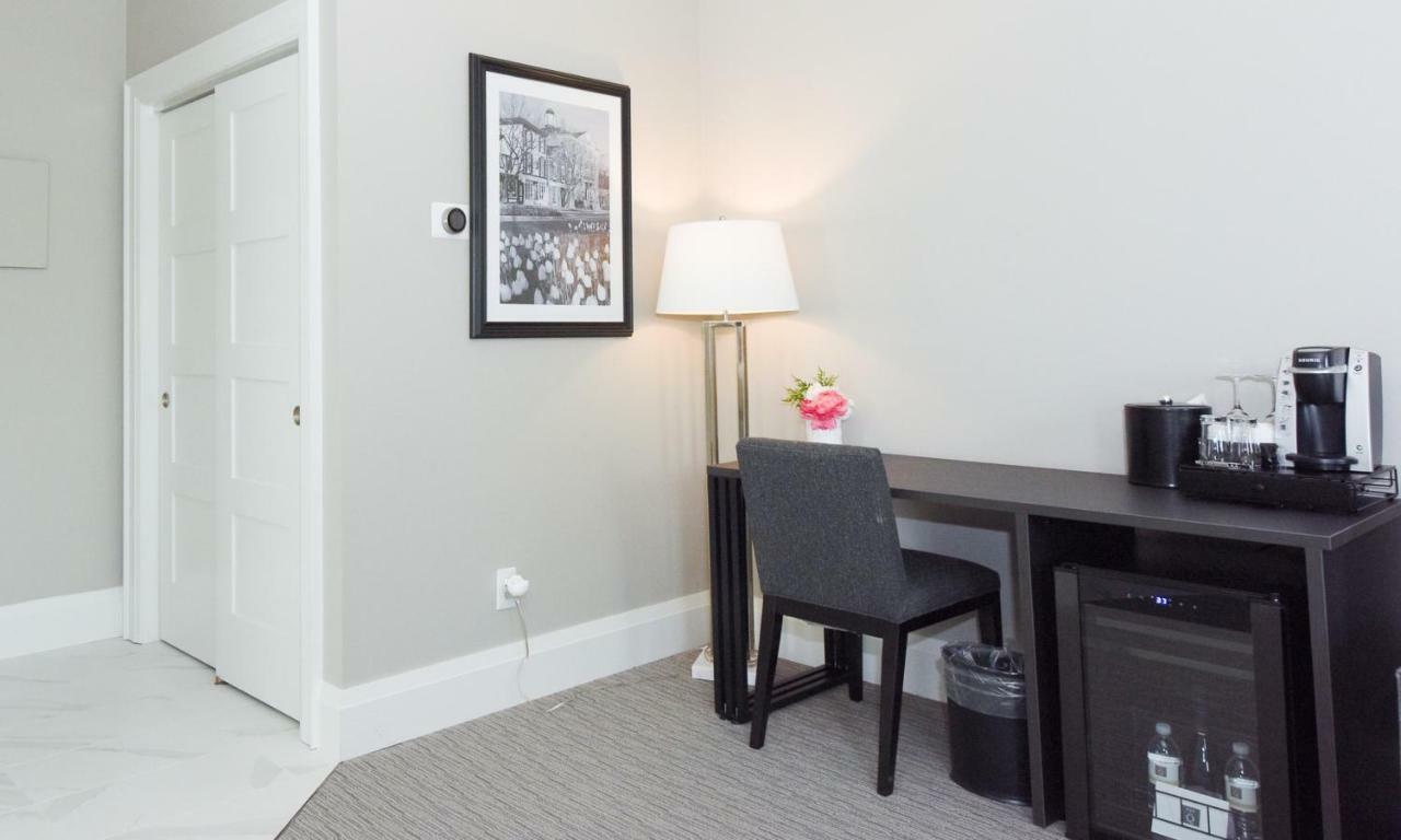 124 On Queen Hotel & Spa Niagara-on-the-Lake Exterior foto A smart plug in a hotel room
