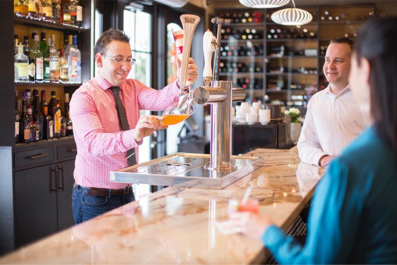 124 On Queen Hotel & Spa Niagara-on-the-Lake Exterior foto A bartender serving beer
