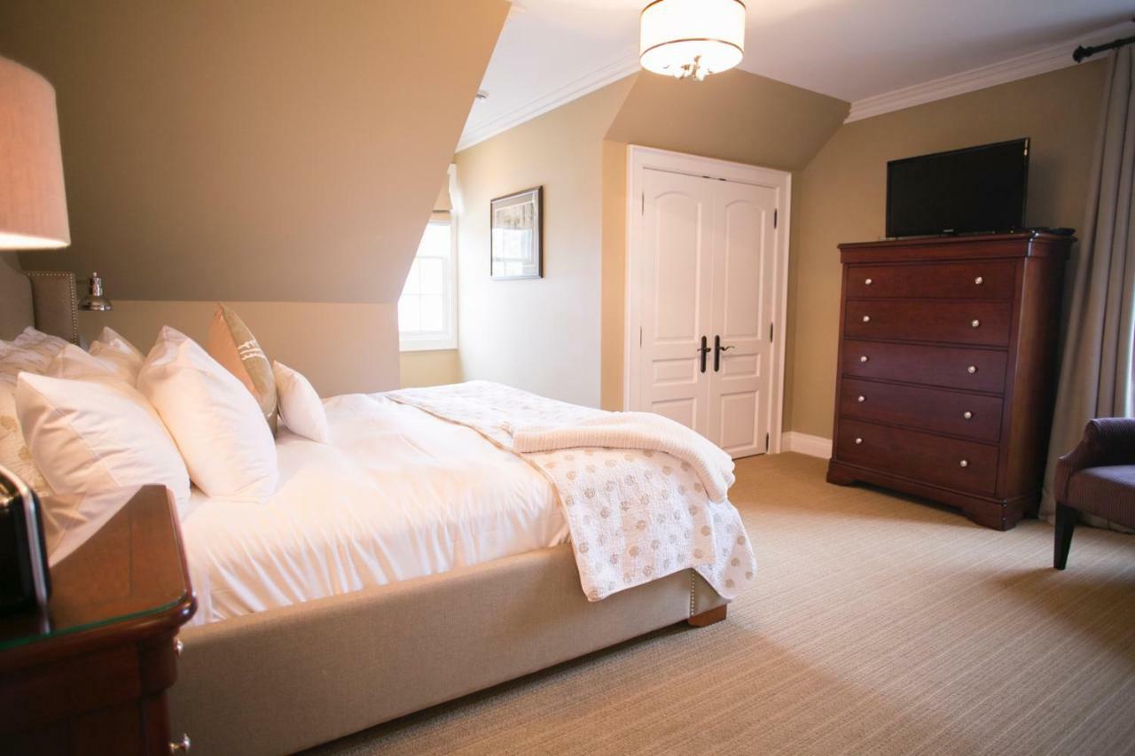 124 On Queen Hotel & Spa Niagara-on-the-Lake Exterior foto A bedroom at the Inn at the Opera