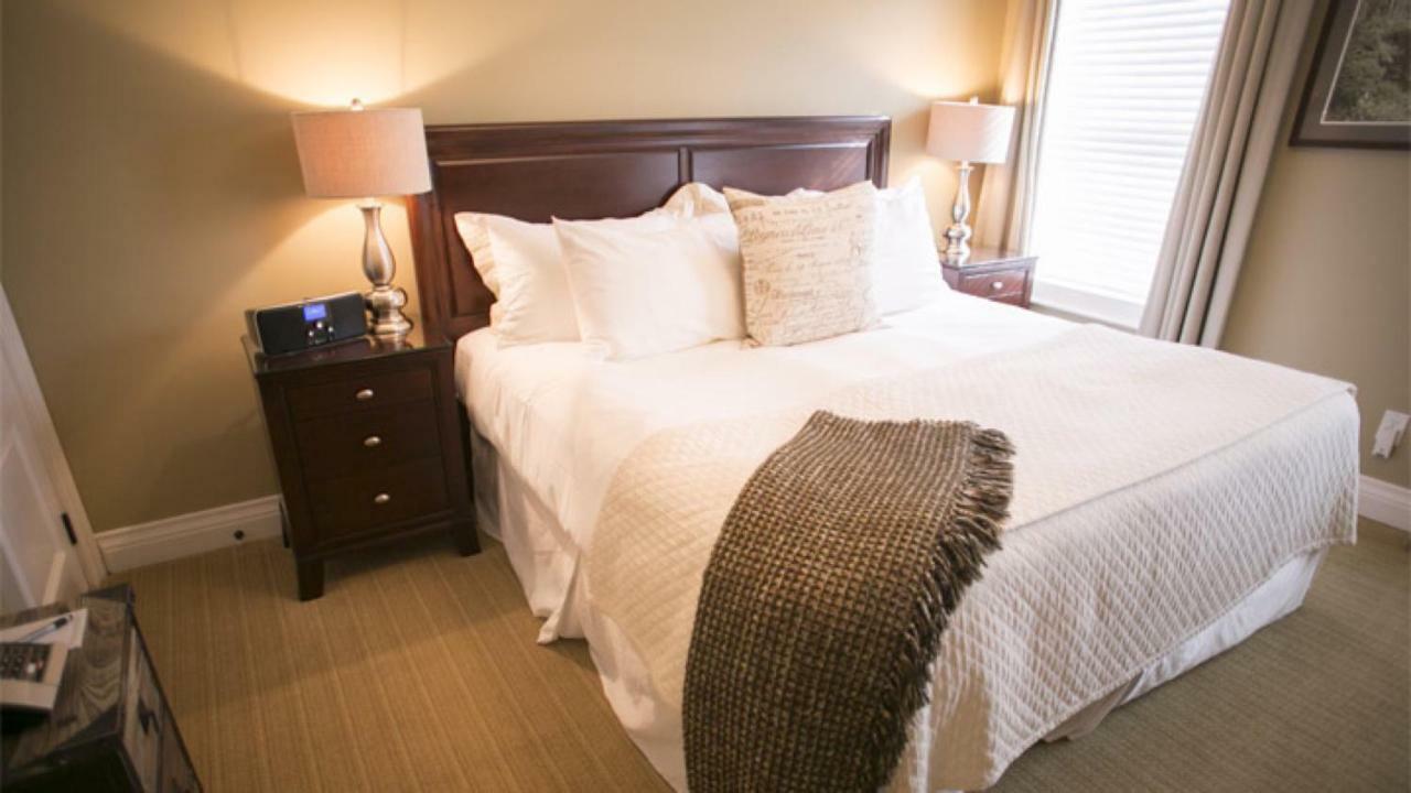124 On Queen Hotel & Spa Niagara-on-the-Lake Exterior foto A bed with a throw