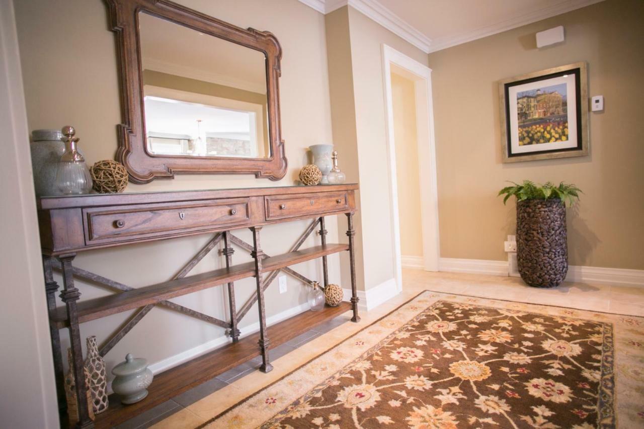 124 On Queen Hotel & Spa Niagara-on-the-Lake Exterior foto A console table