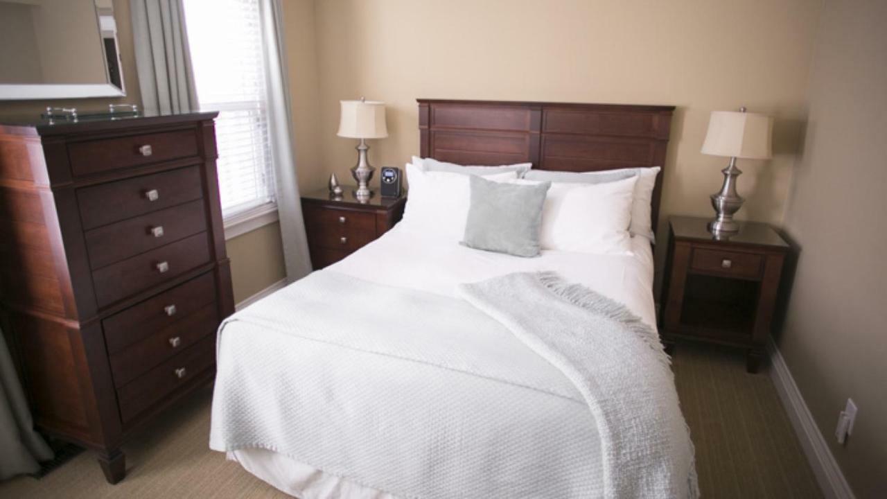 124 On Queen Hotel & Spa Niagara-on-the-Lake Exterior foto A bedroom