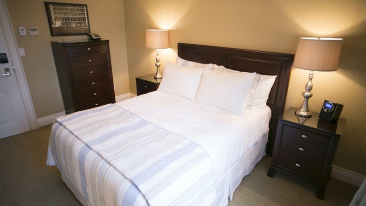124 On Queen Hotel & Spa Niagara-on-the-Lake Exterior foto A bed with a duvet