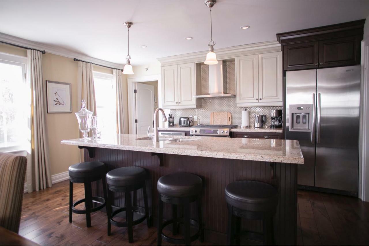 124 On Queen Hotel & Spa Niagara-on-the-Lake Exterior foto A kitchen with a granite island